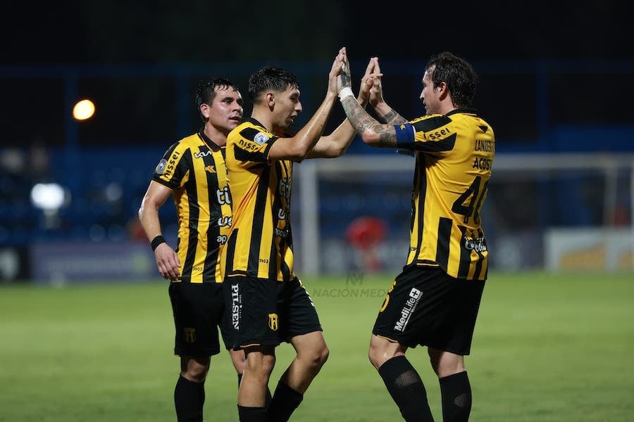 Alexis Cantero festeja su gol junto a Fernando Fernández y se acerca para asociarse a la celebración Daniel Pérez. Foto: Jorge Jara