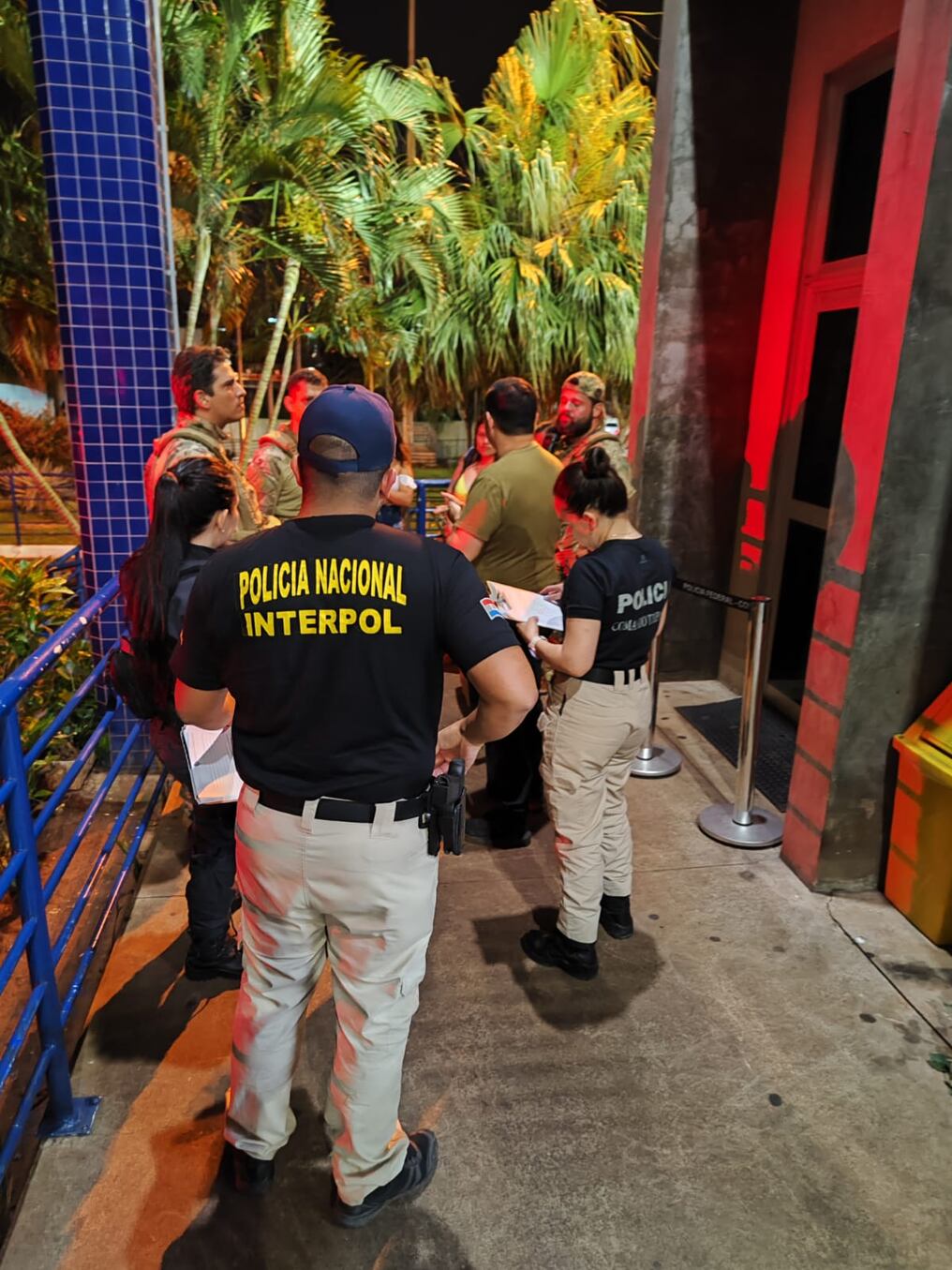 Interpol Regional Ciudad del Este recibe a tres paraguayas en el puesto migratorio de Foz de Yguazú tras ser rescatadas de un prostíbulo de Santa Elena, estado de Paraná, Brasil, víctimas de trata de personas. Foto: Gentileza