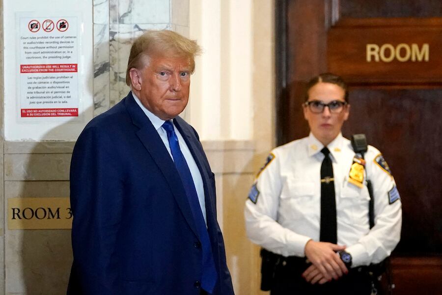 “Están intentando imponerle angustia mental al candidato republicano a la presidencia de Estados Unidos", denunció el senador Tommy Tuberville. A él le prohíben comentar sobre el juicio, pero sus allegados transmiten en vivo por las redes sociales. Foto: AFP