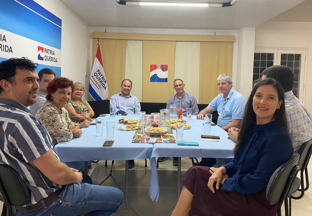 El presidente del Partido Liberal, Hugo Fleitas, mantuvo ayer miércoles un encuentro con las altas autoridades del Partido Patria Querida (PPQ), encabezado por el exsenador Stephan Rasmussen. Foto: Gentileza