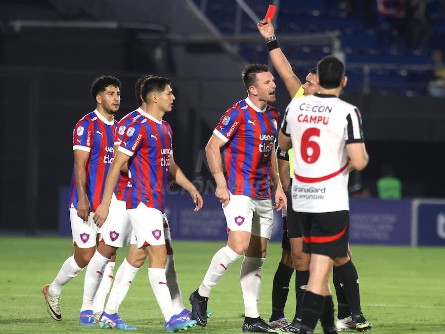 La expulsión del zaguero Eduardo Brock fue una de las decisiones más cuestionadas por la gente de Cerro en el partido ante Libertad.FOTO: JORGE JARA