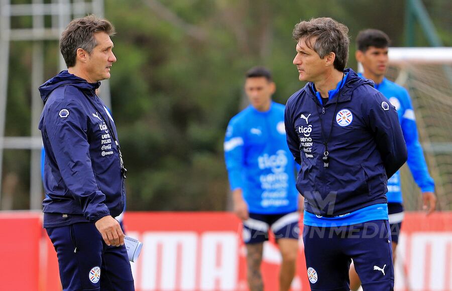 Con el mismo objetivo, el DT Guillermo Barros Schelotto y su mellizo
Gustavo Barros Schelotto.FOTO:CARLOS JURI