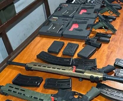 Un importante lote de armas fue hallado en poder de los seis detenidos. Foto: Gentileza