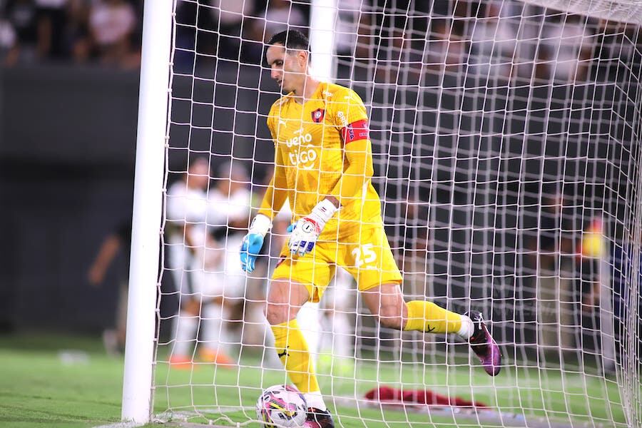 El arquero Roberto Fernández facilitó goles de Trinidense y Olimpia.FOTO: MATÍAS AMARILLA