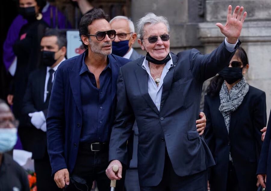 La leyenda del cine Alain Delon fue enterrado el sábado por la tarde en la capilla privada de su propiedad en Douchy, en el centro de Francia, donde el actor falleció el domingo a los 88 años. Foto: AFP