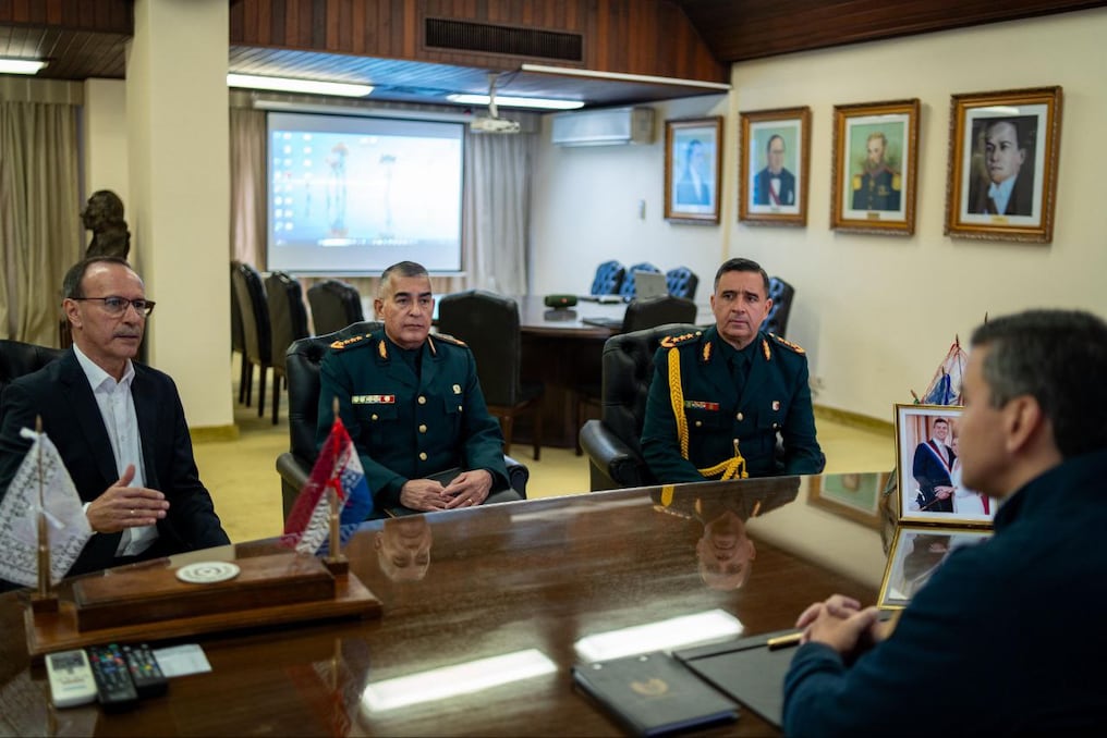 Santiago Peña mantuvo este jueves su jornada castrense atendiendo los requerimientos de las fuerzas militares, en lo que hace a mejorar la alimentación del personal militar y el equipamiento táctico. Foto: Gentileza