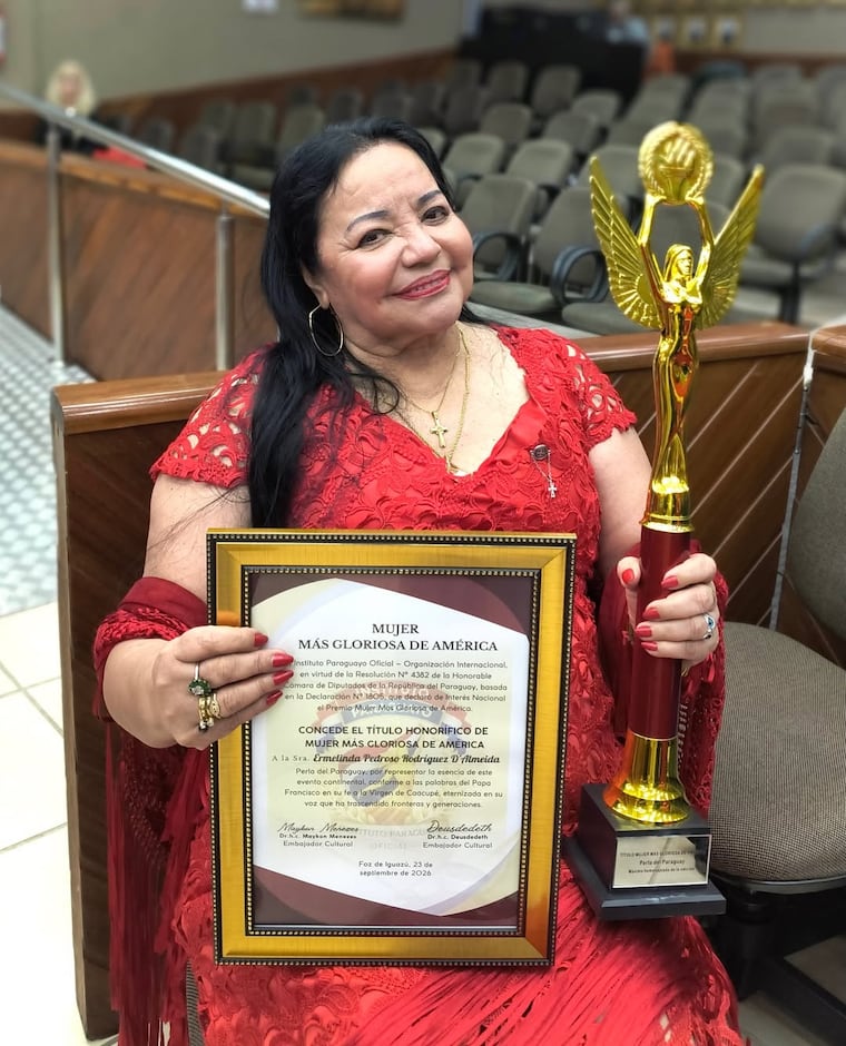 Perla del Paraguay posa con su reconocimiento. Foto: Gentileza
