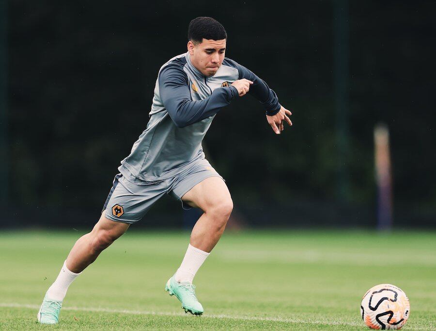 El talentoso Enso González tiene la confianza del técnico de Wolves y en la práctica de ayer mostró su hambre de triunfo en Europa.FOTO:@WOLVES