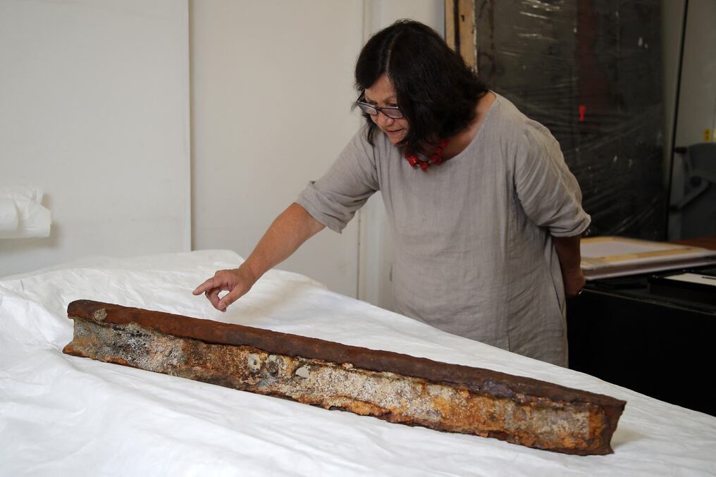María Luisa Ortiz, jefa de colecciones del Museo de la Memoria y los Derechos Humanos, muestra los restos de una vía férrea. Foto: AFP