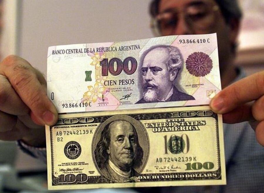 La acentuada devaluación del peso argentino impulsa a buscar en Paraguay su cambio en dólares. Foto: Ilustrativa