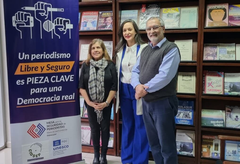 La Encuesta sobre Violencia contra Periodistas se presentó en la Biblioteca del Congreso Nacional, con presencia de Erica Imbrogiano (centro) y Pepe Costa. Foto: @MSPeriodistaspy