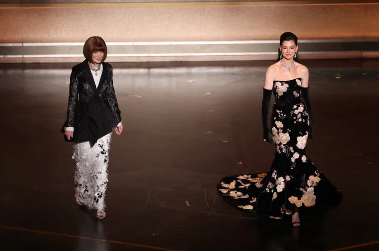 La editora de moda británico-estadounidense, Anna Wintour la actriz estadounidense Anne Hathaway presentaron los Óscar al Mejor Diseño de Vestuario y al Mejor Maquillaje y Peluquería en el escenario. Foto: AFP