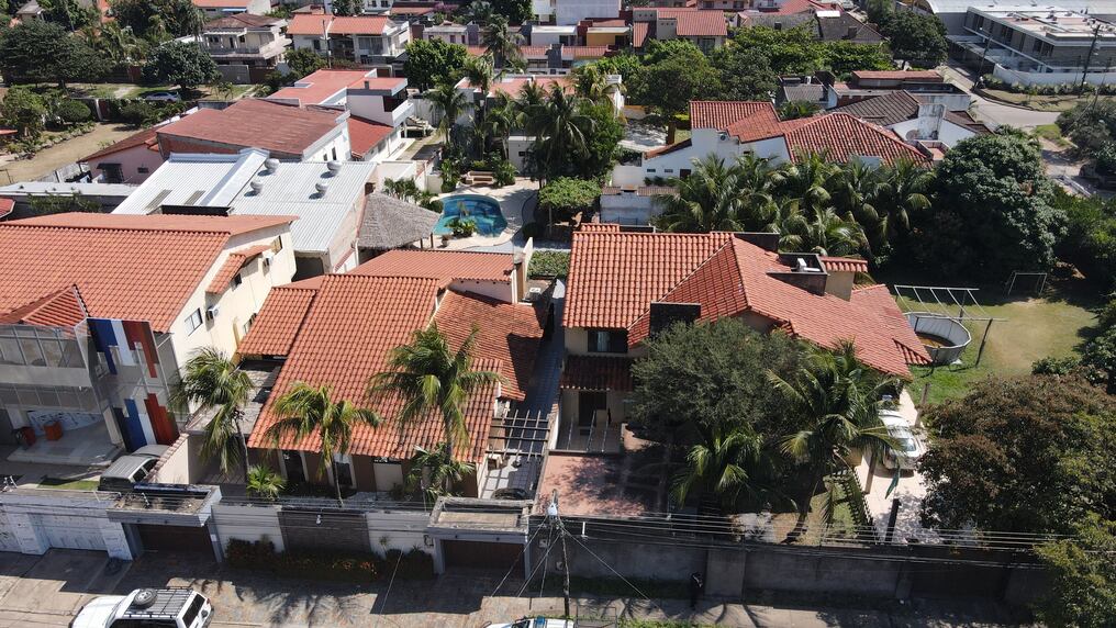 Lujosa propiedad allanada por la policía, donde Marset residía con su familia en Santa Cruz. Foto: AFP