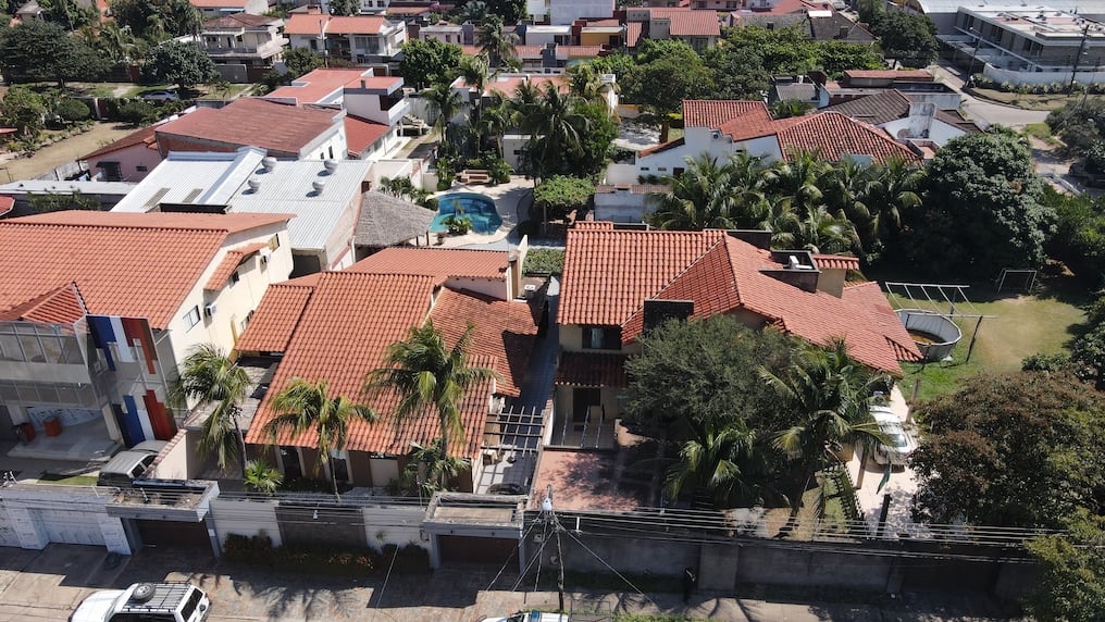 Lujosa propiedad allanada por la policía, donde Marset residía con su familia en Santa Cruz. Foto: AFP