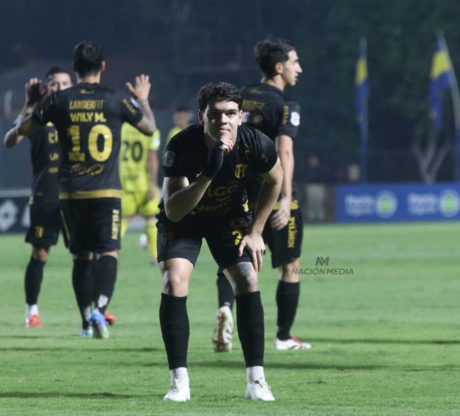 El festejo de Diego Fernández, quien abrió el camino de la victoria de Guaraní. Foto: Cristóbal Núñez