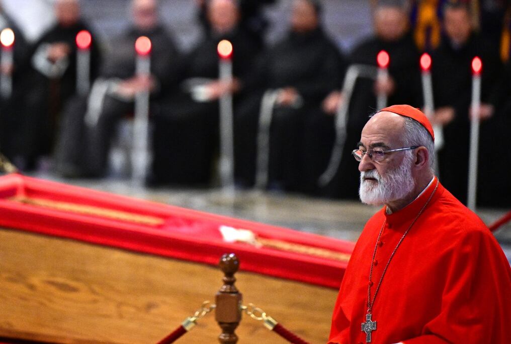 El cardenal español y nacionalizado paraguayo Cristóbal López Romero confesó estar curioso e inquieto ante su primer cónclave, que elegirá el sucesor del papa Francisco. Foto: AFP