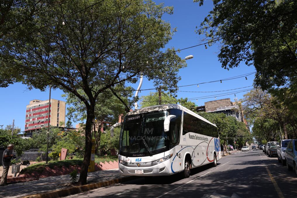 El evento incluyó un paseo en bus turístico por las calles emblemáticas de Asunción. Foto: Jorge Jara