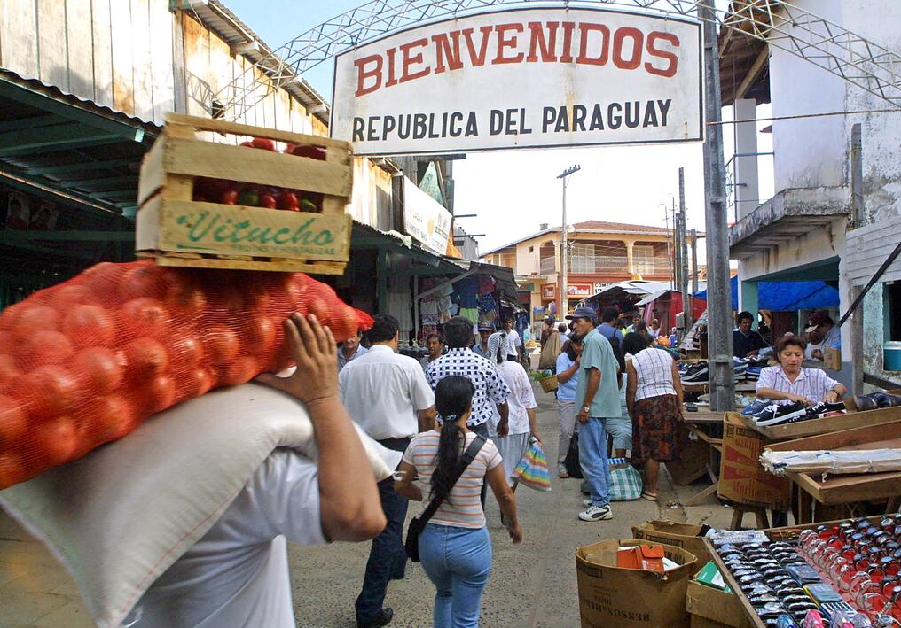 Comercio fronterizo entre Paraguay y Argentina en Clorinda, Puerto Elsa. Foto: AFP.