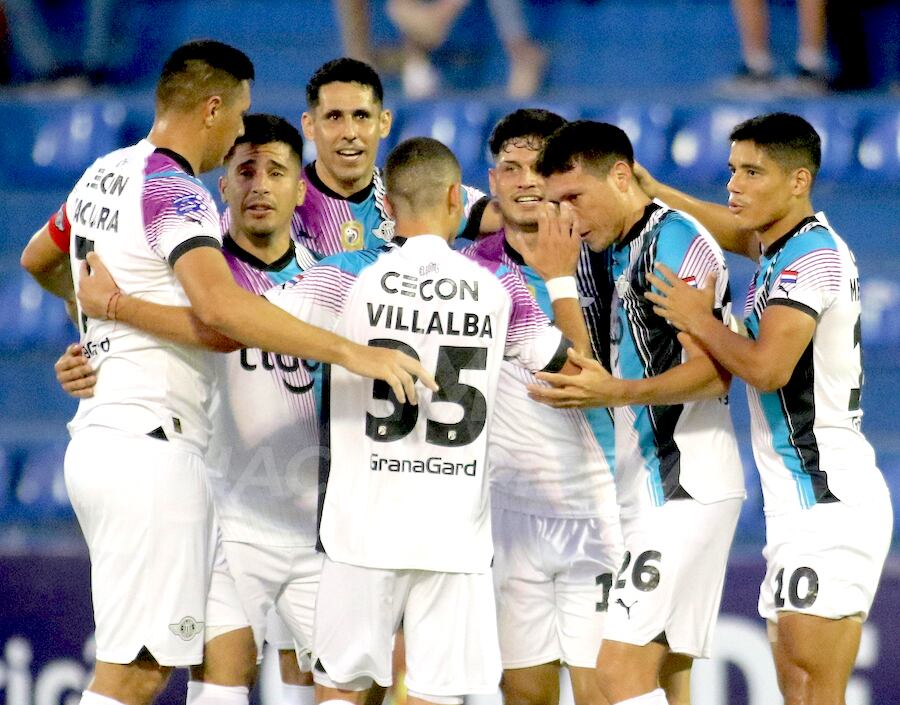 Los gumarelos festejan una peleada victoria ante Trinidense para mantenerse invictos en el torneo Apertura.FOTO: EDUARDO VELÁZQUEZ