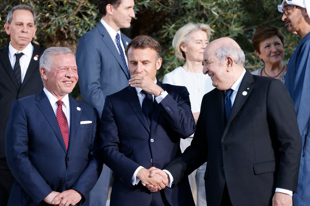 El presidente de Francia, Emmanuel Macron (c) recibió varias críticas desfavorables durante la cumbre del G7. Foto: AFP