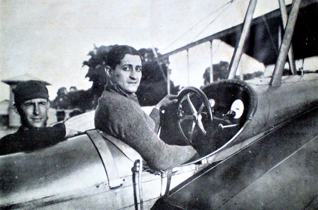 Silvio Pettirossi en compañía de su mecánico Maurice Becquet. Foto: Gentileza Antonio Luis Sapienza