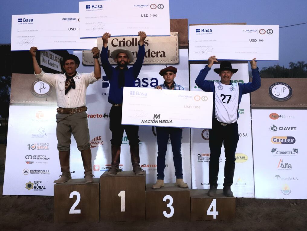 Los 4 mejores equipos conformados por jinete y caballo se alzaron con interesantes premios en efectivo. Foto: Pánfilo Leguizamón