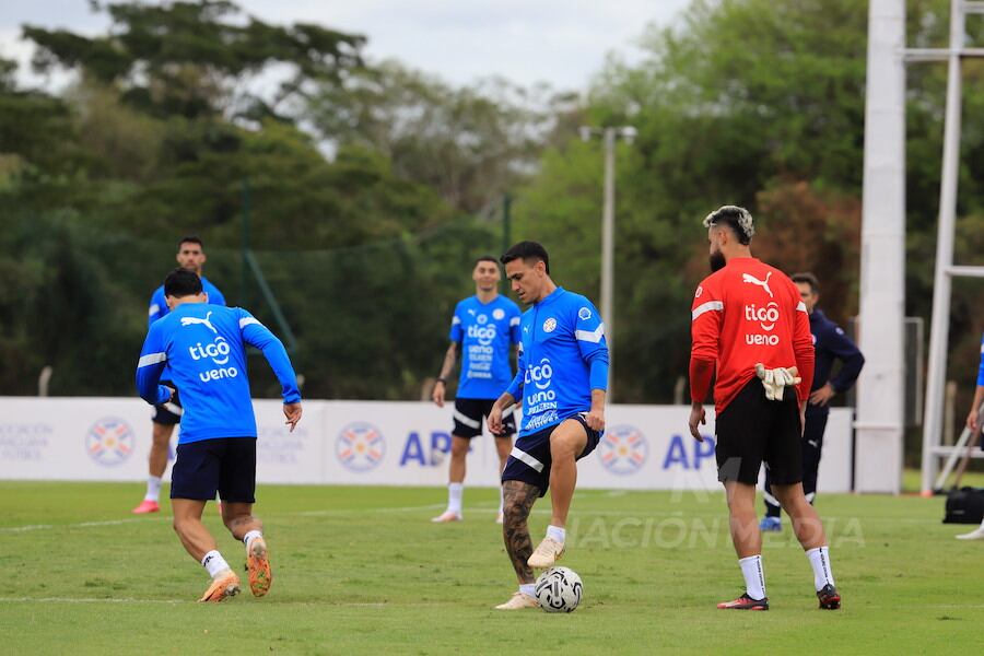 Matías Rojas, con pelota, activando en Ypané durante el primer combo de partidos. También aparecen el golero Carlos Coronel (de espaldas), Gabriel Ávalos y Miguel Almirón.Foto:CARLOS JURI