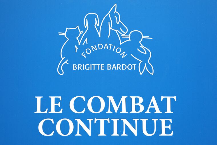 El logotipo de la Fundación Brigitte Bardot durante una ceremonia para cambiar el nombre de Plage Mace a “Playa Brigitte Bardot”. Foto: Sameer Al-Doumy / AFP