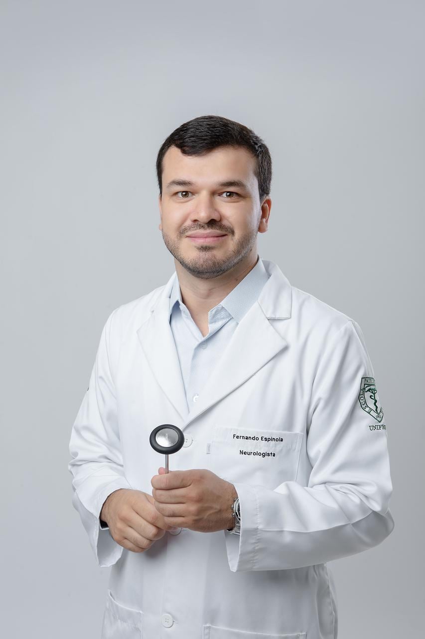 El neurólogo Fernando Espínola explica las causas, los métodos de diagnósticos y la cobertura sanitaria para los pacientes con esclerosis múltiple en Paraguay. Foto: Gentileza