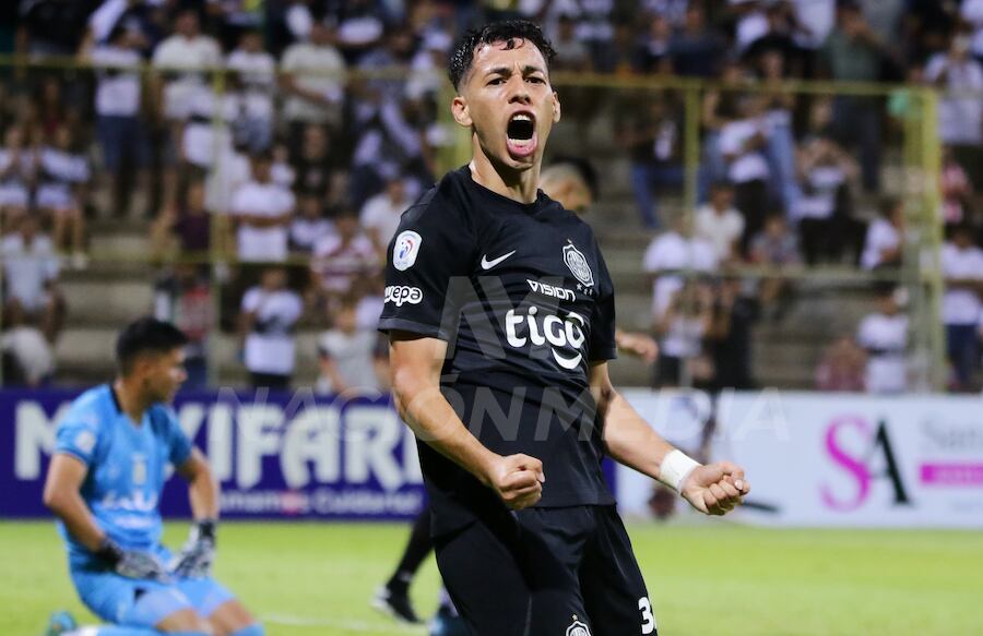 Carlos Arrúa definió el partido con un genial gol sobre tiempo cumplido y aquí lo festeja con todo.FOTO: NÉSTOR SOTO