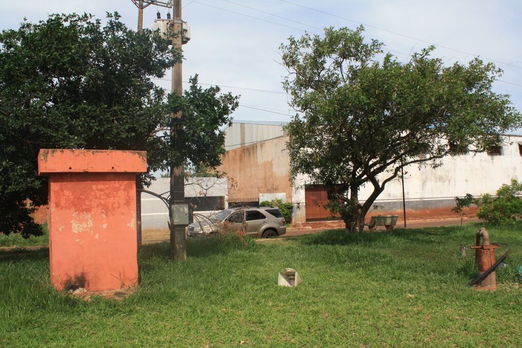 El pozo número 11 espera la instalación de un nuevo motor para poder abastecer nuevamente de agua a casi toda la ciudad. Actualmente, se encuentra sin funcionar debido al robo de cables del motor que, como consecuencia, se quemó. Foto: Emerson Dutra