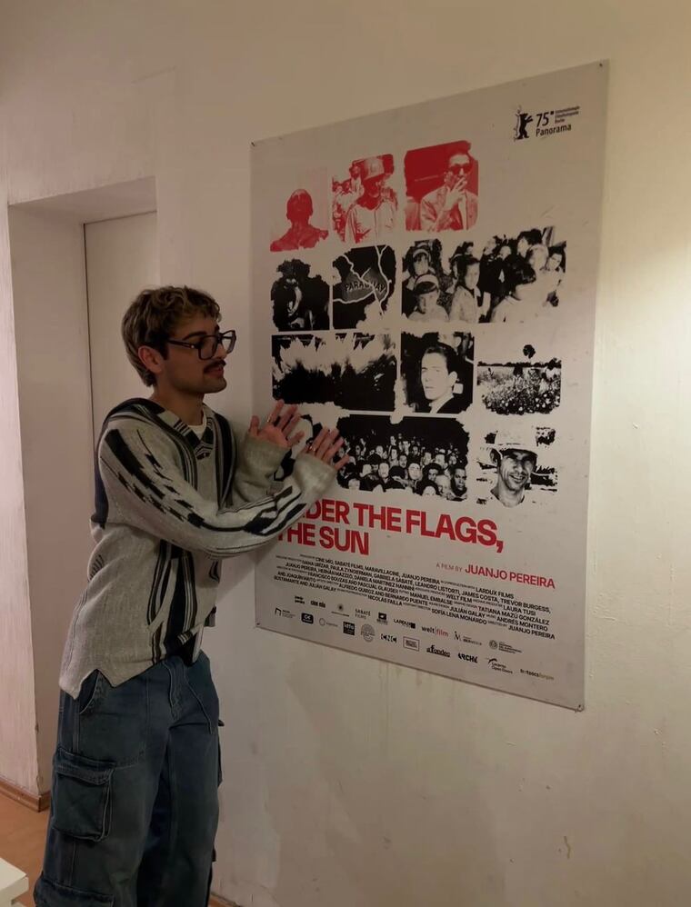 Aimar Almirón posa junto al póster oficial de la película “Bajo las banderas, el sol”. Foto: Instagram - @aimar.almiron
