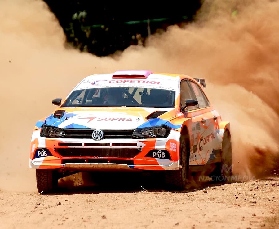 El binomio Agustín Alonso y Edgardo Galindo al mando del Volkswagen Polo GTI R5 cerró una brillante temporada en el Rally del Guairá para consagrarse campeón nacional 2024.FOTO: MATÍAS AMARILLA