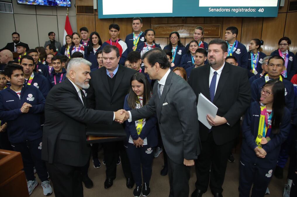 Luis Cáceres Brun, titular de la Organización de Olimpiadas Especiales, junto a la comitiva de los destacados deportistas. Foto: Gentileza 