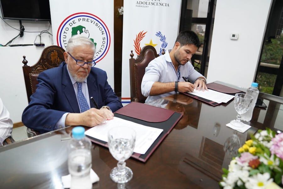 El presidente del IPS, Jorge Brítez, y el titular del Minna, Walter Gutiérrez en la firma de acuerdo. Foto: Gentileza
