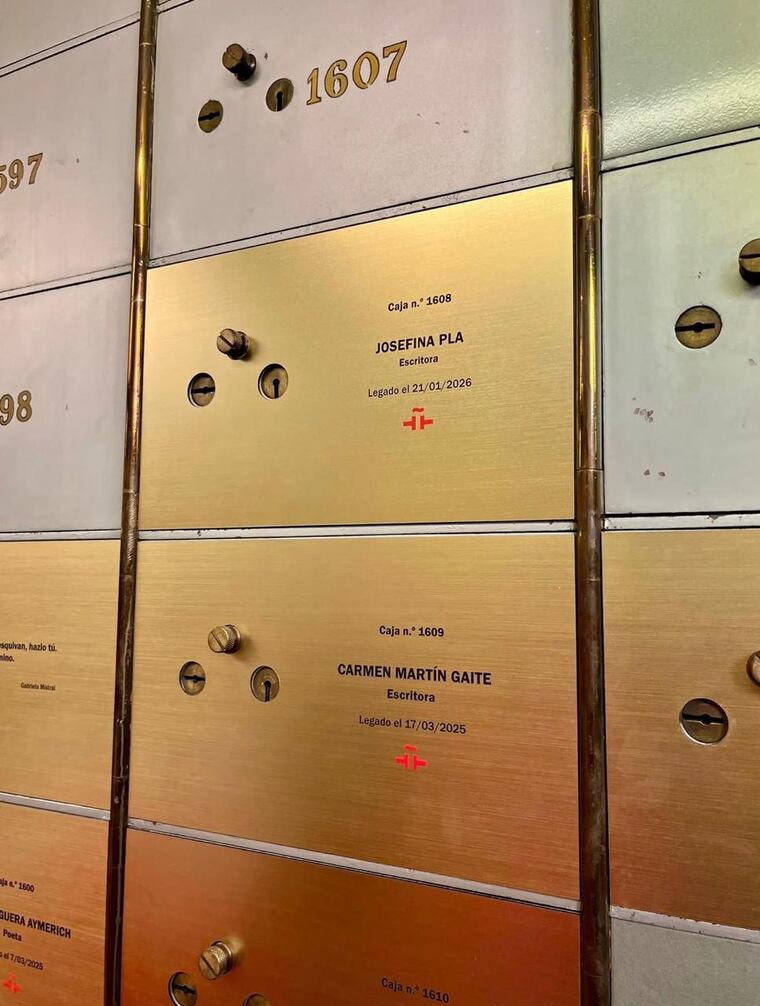 La caja de Josefina Plá en el Instituto Cervantes. Foto: Instagram - @juandesalazarpy