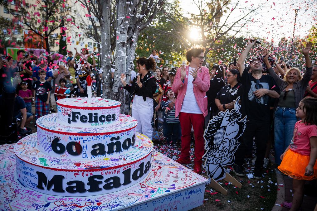 La gente celebra junto a una torta improvisada en la Plaza Mafalda en Buenos Aires, el 29 de septiembre de 2024. Foto: AFP