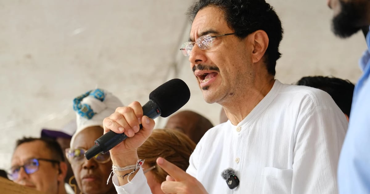 La Nación / Colombia: el presidenciable oficialista Iván Cepeda encabeza nueva encuesta