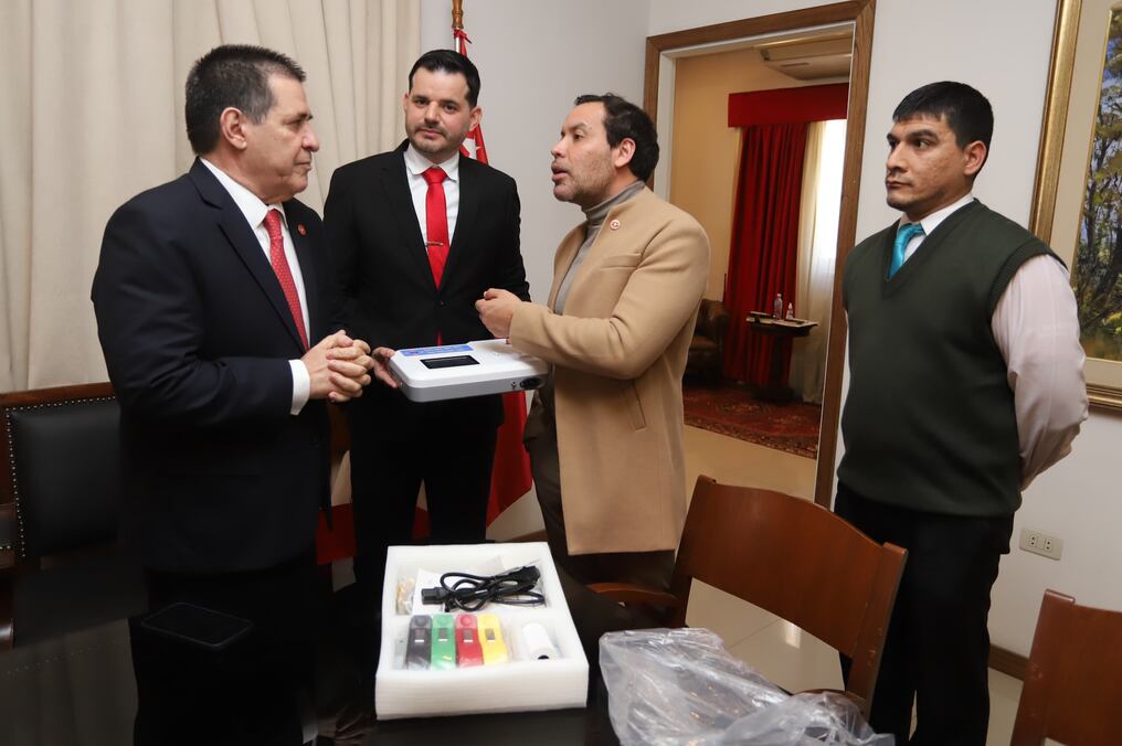 El presidente del Partido Colorado, Horacio Cartes, recibió la donación realizada por el doctor Carlos Colmán, consistente en un equipo de electrocardiograma que será destinada a la Secretaría de Salud de la Junta de Gobierno. Foto: Gentileza