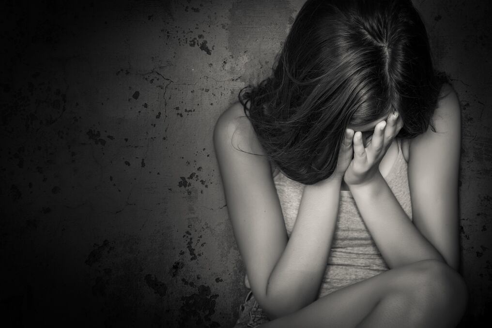 La fiscal Carolina Rosa Gadea investiga una denuncia de abuso sexual contra una joven de 20 años, quien supone que le dieron de beber algo que la dejó dormida. Foto: Ilustración