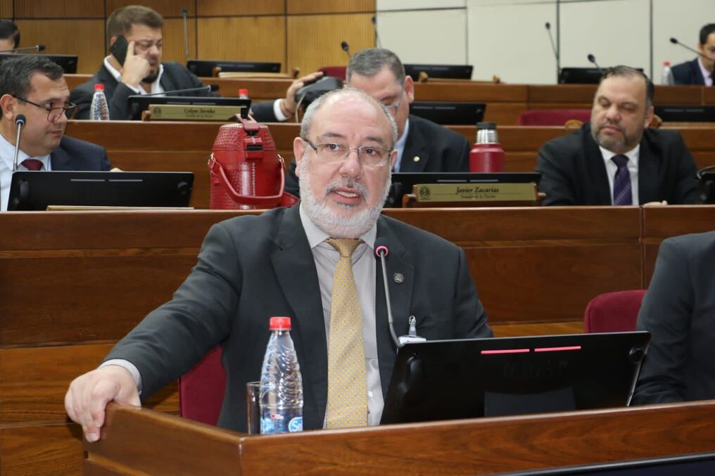 Justo Zacarías acudió al Senado para reunirse con la Comisión de Asuntos Constitucionales y hablar sobre algunos detalles en torno a la situación en la cual encuentra la Itaipú Binacional. Foto: Gentileza