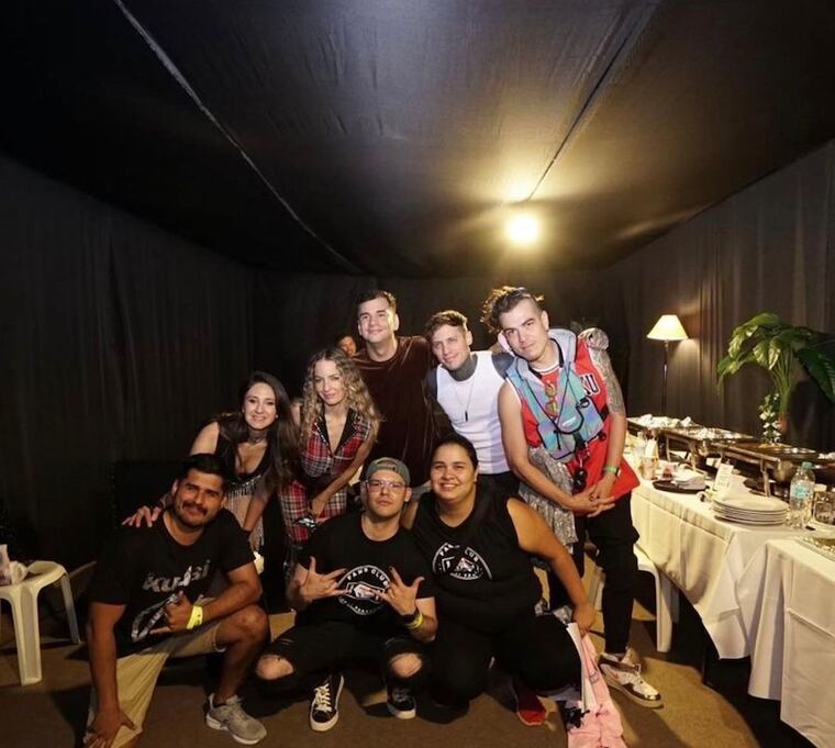 Sebastián Rodríguez, con integrantes de Kudai, en el backstage.