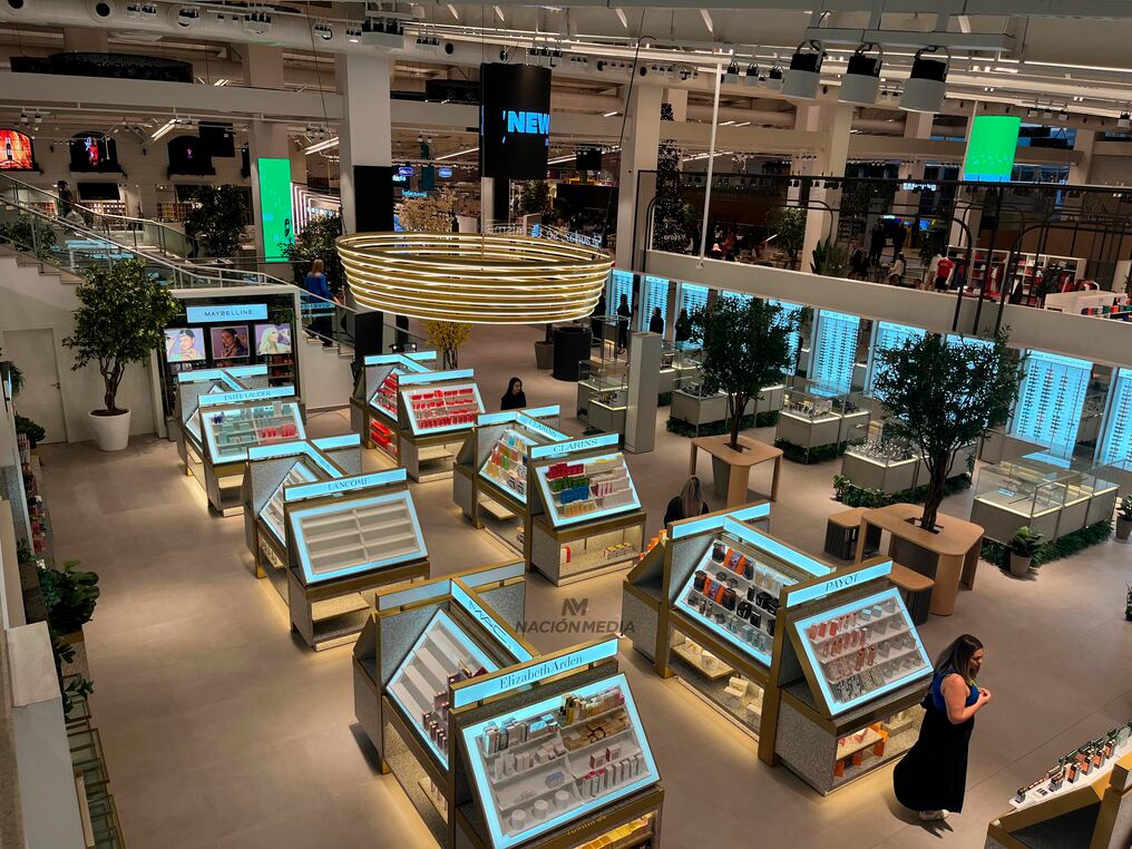 El New Zone de Ciudad del Este fue inaugurado en la cabecera del Puente de la Amistad, para ofrecer una combinación de tecnología, tiendas de experiencias con el público y espacios de ocio con horario extendido. Foto: Gustavo Galeano