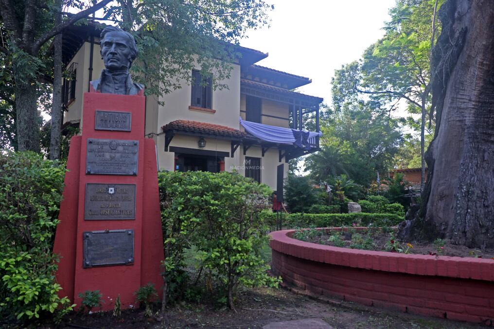 La Escuela Solar de Artigas cumplió 100 años y en homenaje a su aniversario, directivos del club Nacional de Uruguay otorgaron una placa conmemorativa. Foto: Eduardo Velázquez