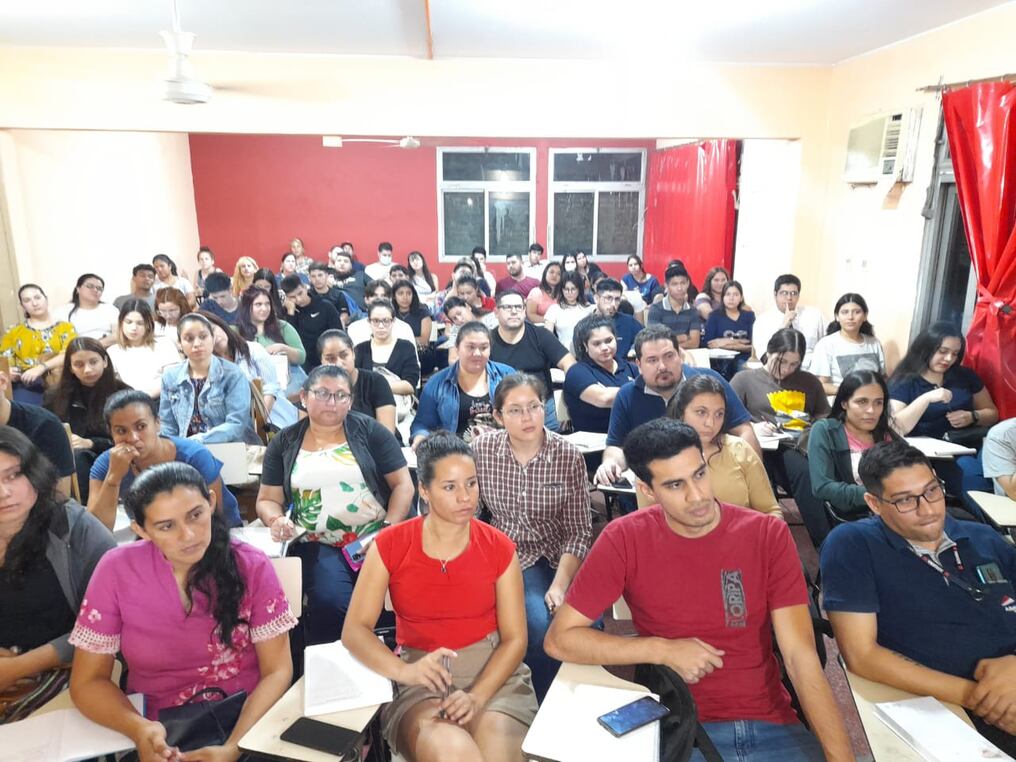 Cientos de jóvenes acudieron a la ANR para los cursos ofrecidos que abarcan desde Relaciones Públicas y Protocolo, Marketing Empresarial, hasta Comercio Internacional, entre otros. Foto: Gentileza