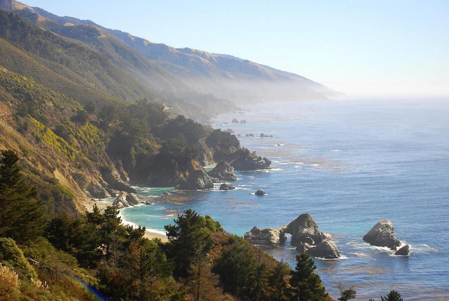 Recorridos por la famosa Highway 1, una de las rutas costeras más espectaculares del mundo.