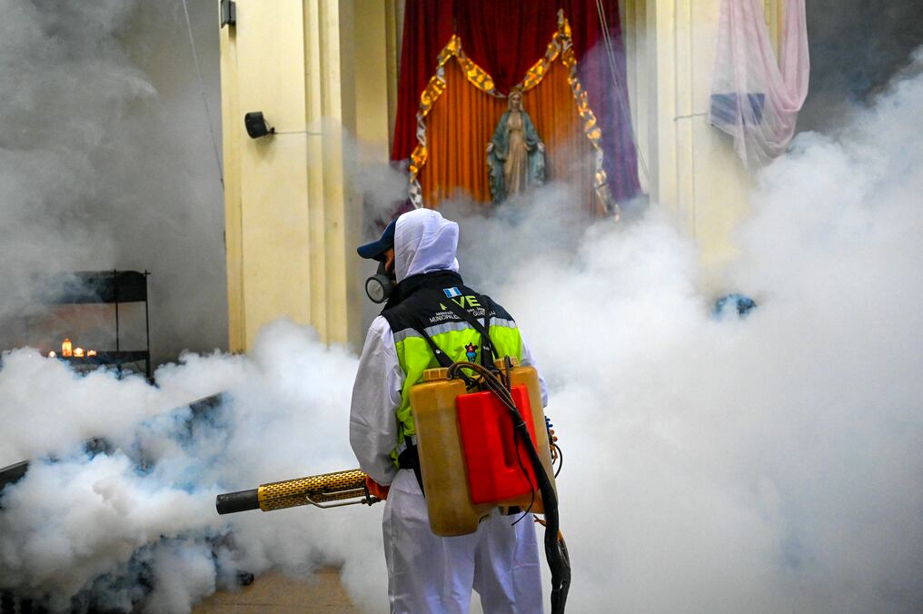 Las autoridades guatemaltecas declararon una emergencia nacional por el brote que causó 22 muertos y supera 12.000 casos. Foto: AFP