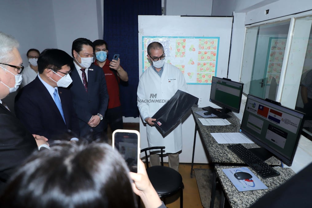 El canciller de Taiwán encabezó una visita al Ineram con el objetivo de conocer de primera mano el impacto del Sistema Informático en Salud (HIS). Foto: Mariana Díaz
