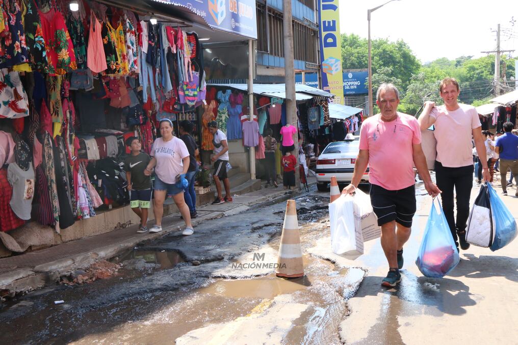 En medio de calles en pésimo estado, el microcentro comercial de Ciudad del Este, recibirá desde mañana a miles de compradores brasileños que aprovecharán la feria de descuentos Black Friday previsto hasta el 19 de noviembre. Foto: Gustavo Galeano