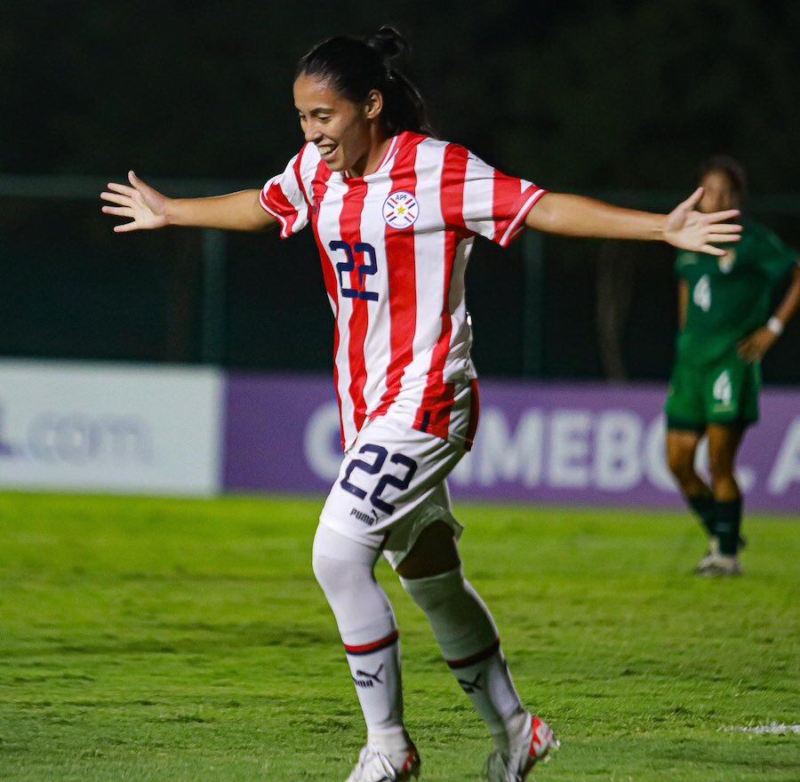 Sofía Franco festeja su gol frente a Bolivia.FOTO: @ALBIRROJA